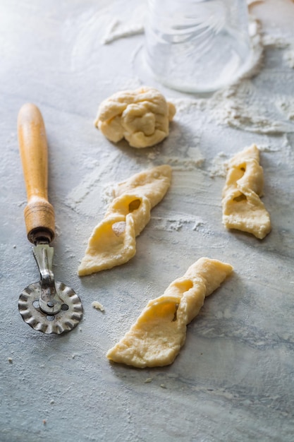 Preparazione per cuocere deliziose e tradizionali ciambelle