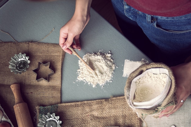 Preparazione per cuocere i biscotti