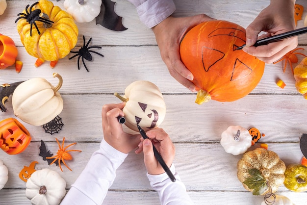 Preparazione per Halloween con intaglio della zucca