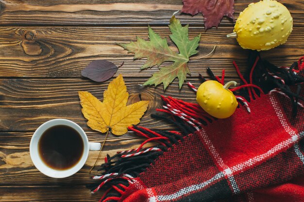 Preparazione per Halloween: Decorazione d&#39;autunno, zucche, plaid e foglie.