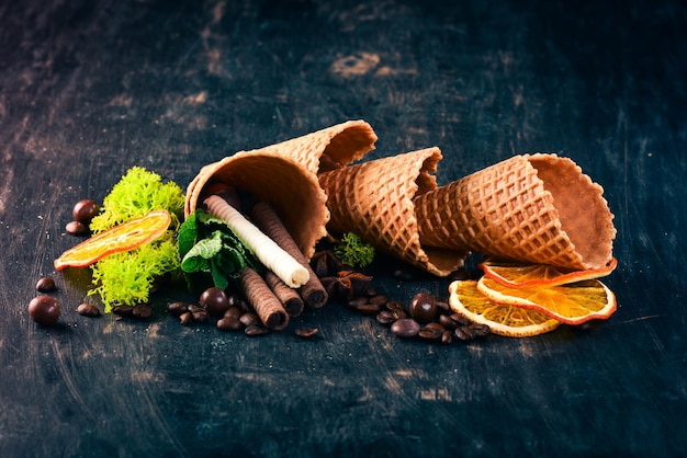 Preparazione per il gelato Su uno sfondo di legno nero Copiare lo spazio