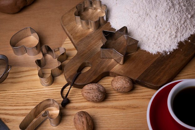 Preparazione per il natale. tutto per il pan di zenzero - stampini, farina, uova su un tavolo di legno