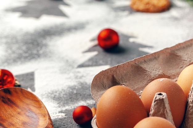 Preparazione per la cottura dei biscotti delle vacanze di Natale da vicino