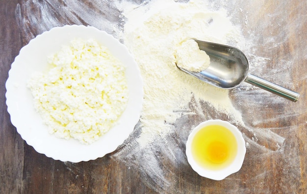 preparazione per la cottura ricetta Sul tavolo farina spatola uovo e ricotta