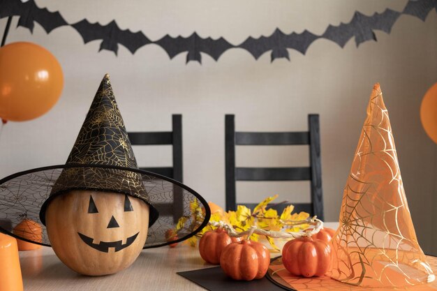 Preparazione per la festa di Halloween a casa. La camera è decorata con zucca, palloncini, pipistrelli e candele