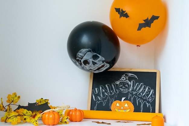 Preparazione per la festa di Halloween a casa. La camera è decorata con zucche, palloncini, pipistrelli e candele