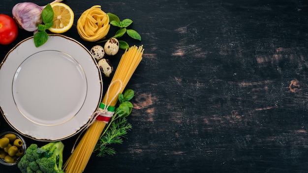 Preparazione per la preparazione della pasta Cucina italiana Su fondo di legno Vista dall'alto Spazio di copia