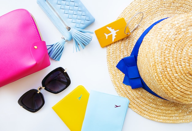 Preparazione per le vacanze - cappello, occhiali, passaporto, borsa cosmetica, borsa. Avvicinamento