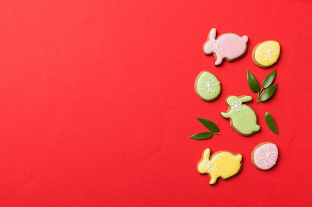 Preparazione per le vacanze Uova di Pasqua multicolori con biscotti su sfondo colorato Concetto di vacanza delle uova di Pasqua di colore pastello con spazio per la copia