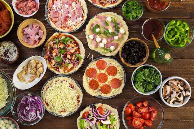 Preparazione pizze singole da pizzeria.