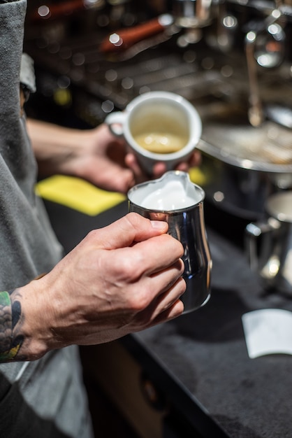 Preparazione professionale del caffè al bar