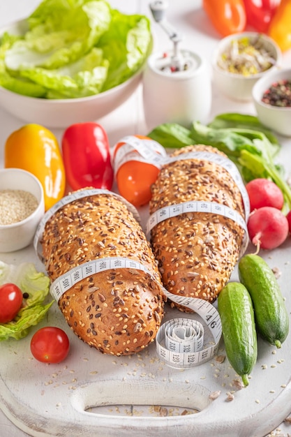 Preparazione sana per sandwich con pomodoro cetriolo e lattuga