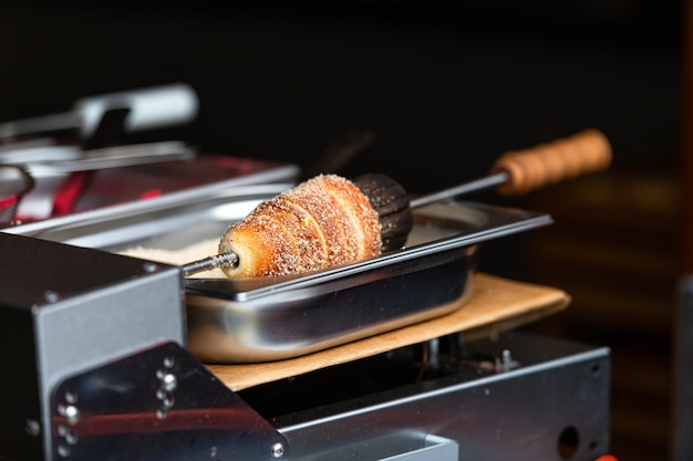 Preparazione Trdelnik Gelato dolce tipico di Praga