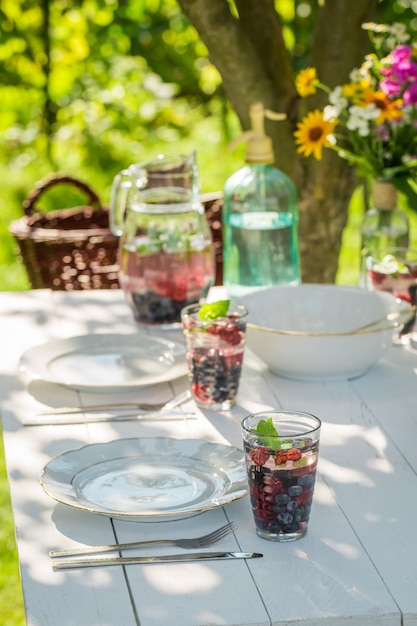 Preparazioni per cene fatte in casa nel giardino estivo