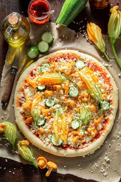 Preparazioni per pizza gustosa con finferli di zucchine e mozzarella