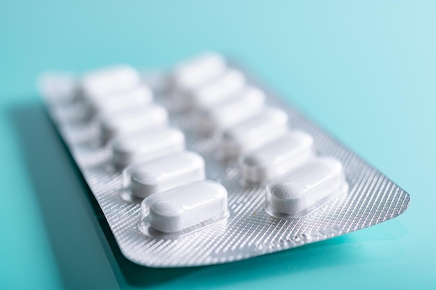 Prescrizione di farmaci per il trattamento dei farmaci Imballaggio di compresse e pillole sul tavolo Medicina