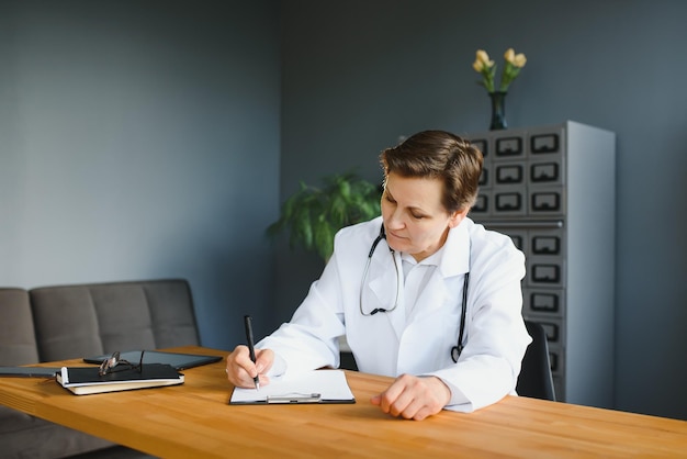 Prescrizione di scrittura del medico femminile di mezza età