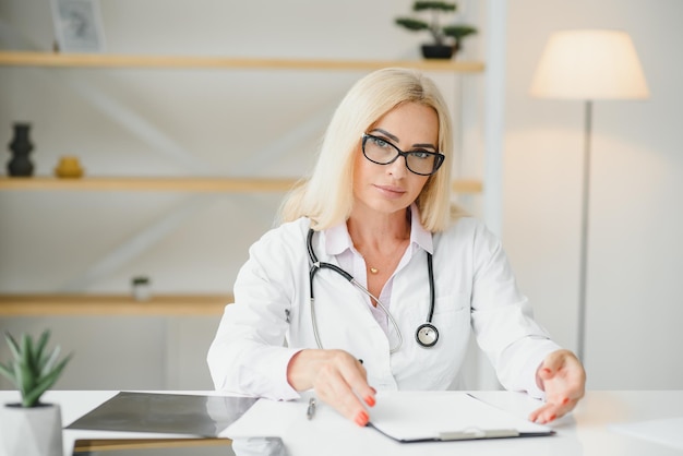 Prescrizione di scrittura del medico femminile di mezza età