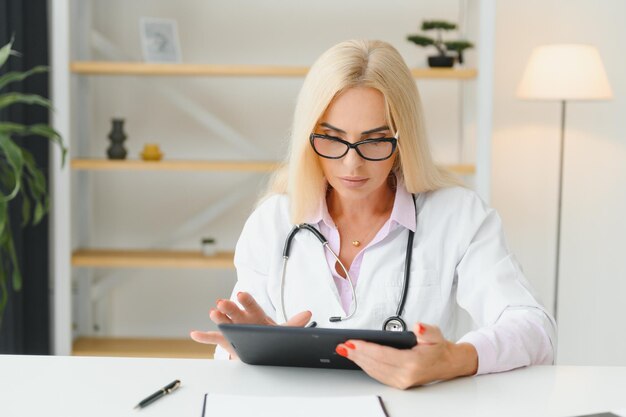 Prescrizione di scrittura del medico femminile di mezza età