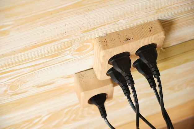 Prese elettriche in legno naturale prese sicure materiali ecocompatibili