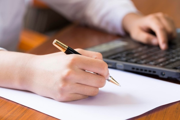 Presenta una donna con una penna su carta per registrare ed effettuare telefonate