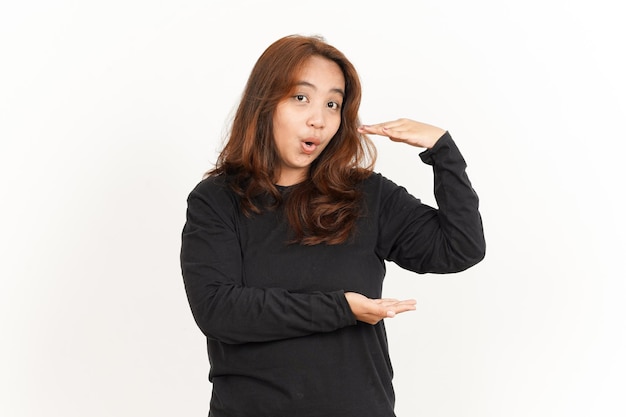 Presentando e tenendo un grande prodotto di bella donna asiatica che indossa una camicia nera isolata su bianco