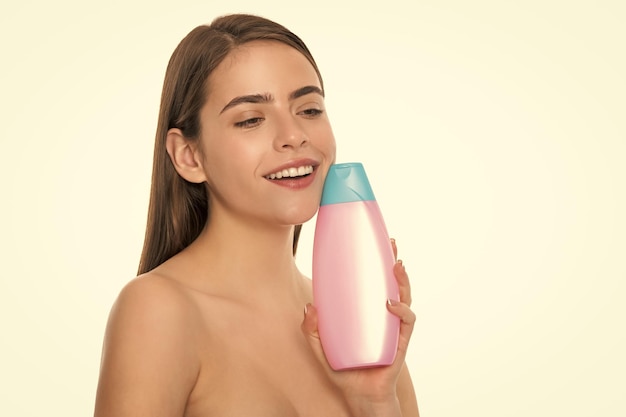 Presentando lo shampoo per uso femminile del prodotto cosmetico