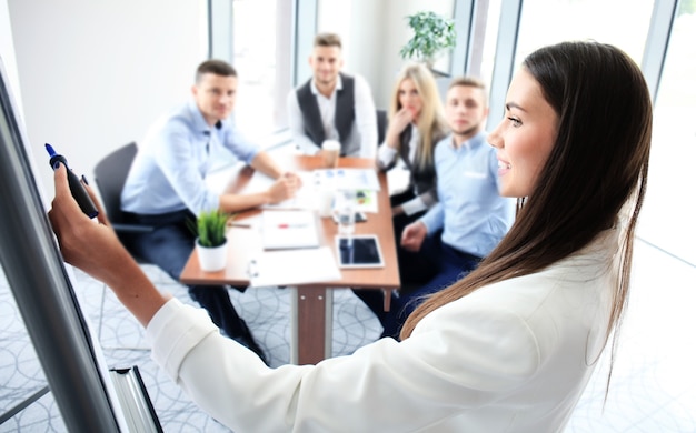 Presentazione della conferenza di lavoro con l'ufficio della lavagna a fogli mobili per la formazione del team