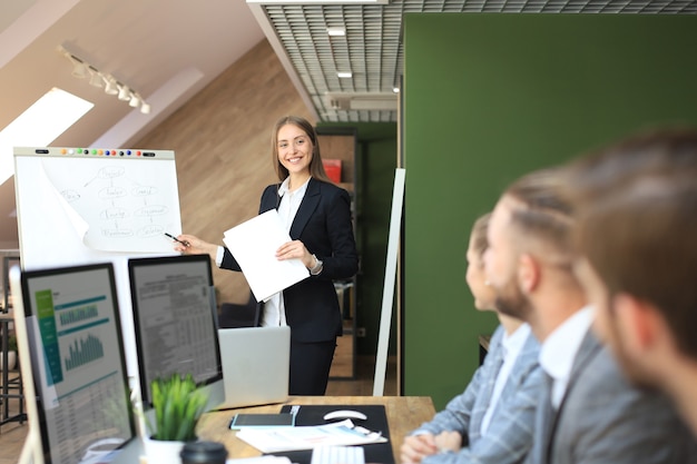 Presentazione della conferenza di lavoro con l'ufficio lavagna a fogli mobili di formazione del team