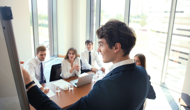 Presentazione della conferenza di lavoro con l'ufficio lavagna a fogli mobili per la formazione del team