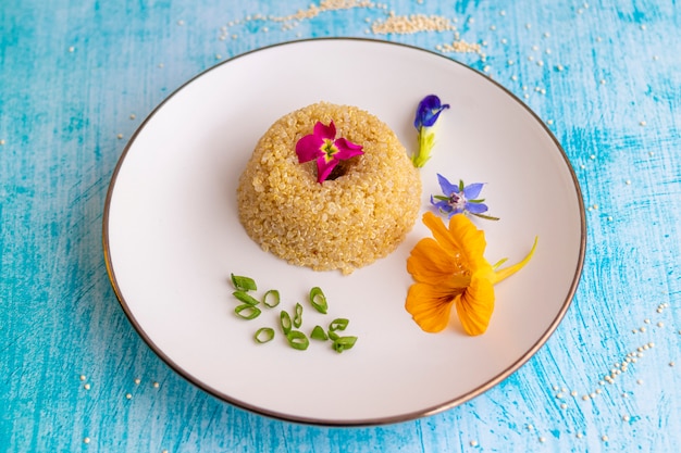 Presentazione della piastra di quinoa decorata con fiori commestibili