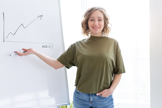 Presentazione, webinar, riunione. La giovane donna di affari parla al pubblico