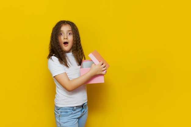 Presente d'apertura della bambina di risata felice in scatola rosa