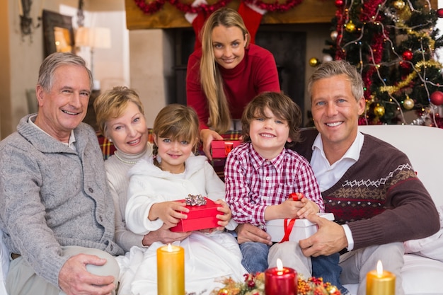 Presenti della tenuta della famiglia di multi generazione sul sofà