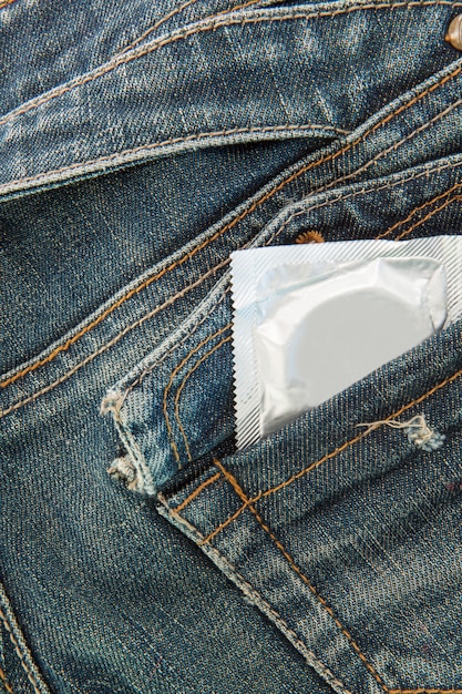 Preservativo nella tasca dei jeans