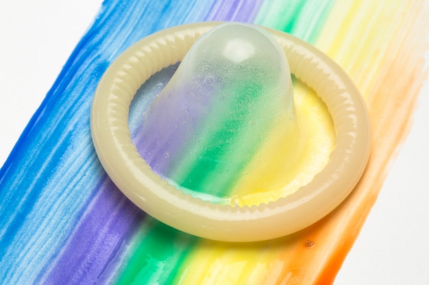 Preservativo sul tratto di pennello arcobaleno