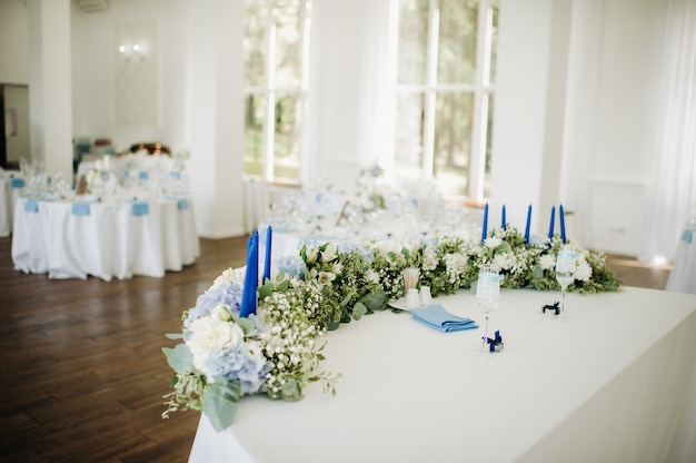 Presidio della tavola degli sposi per il matrimonio decorato con tanti fiori