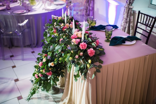 Presidio della tavola degli sposi per il matrimonio decorato con tanti fiori