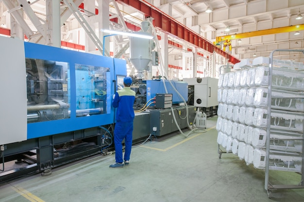 Pressa industriale per lo stampaggio a iniezione per la produzione di parti di condizionatori utilizzando polimeri