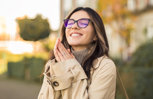 Prestazioni visive migliorate Bella donna 2030 che indossa occhiali con sorriso allegro in strada