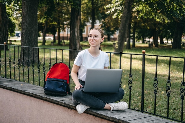 Prestito studentesco finanza studentesca per studenti universitari Ritratto all'aperto di una studentessa