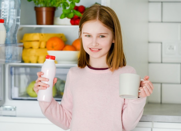 Preteen ragazza in cucina