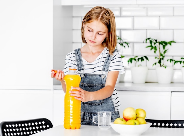 Preteen ragazza in cucina