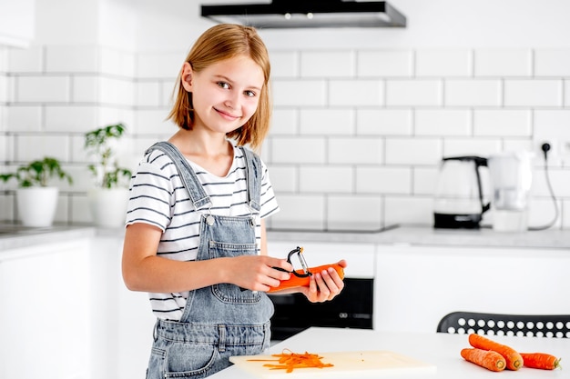 Preteen ragazza in cucina