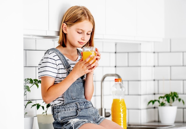 Preteen ragazza in cucina