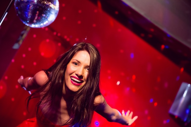 Pretty brunette dancing e sorridente