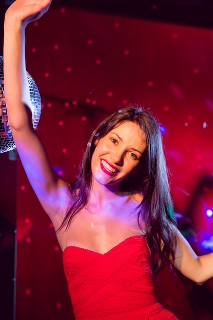 Pretty brunette dancing e sorridente