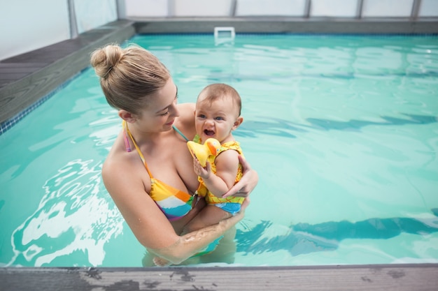 Pretty madre e bambino in piscina