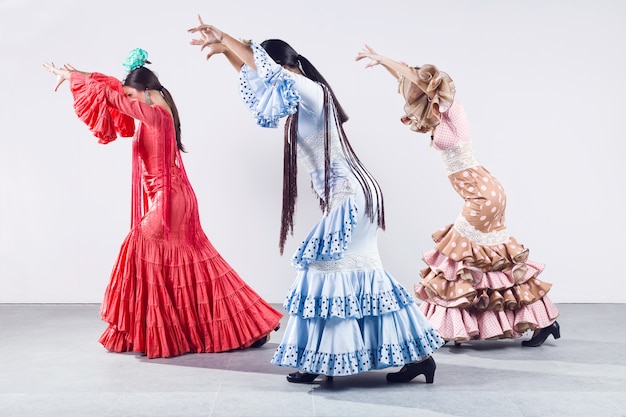 Pretty tre giovani ballerini di flamenco in abito bello.
