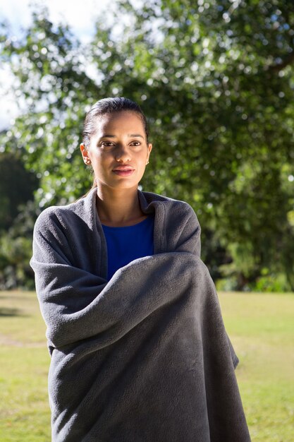 Pretty woman avvolta in una coperta